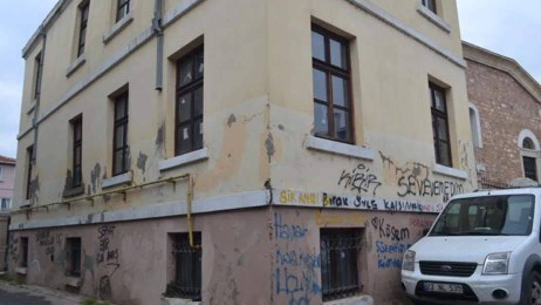 Kaderine terk edilmesin!