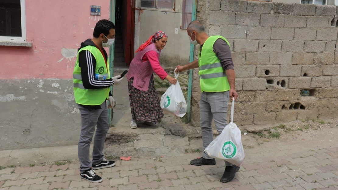 Belediye gıda paketi dağıtıyor