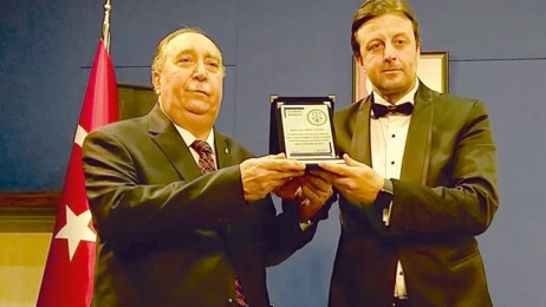 Kıdemli avukatlara plaket