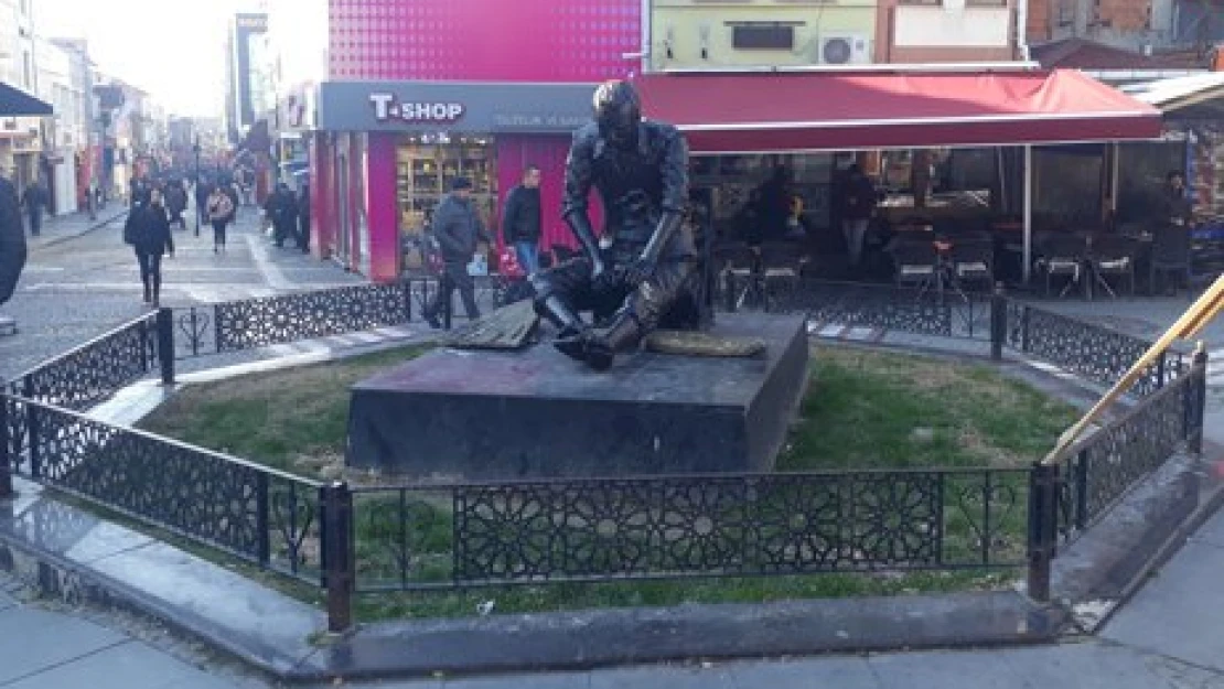 Süpürgesiz heykel