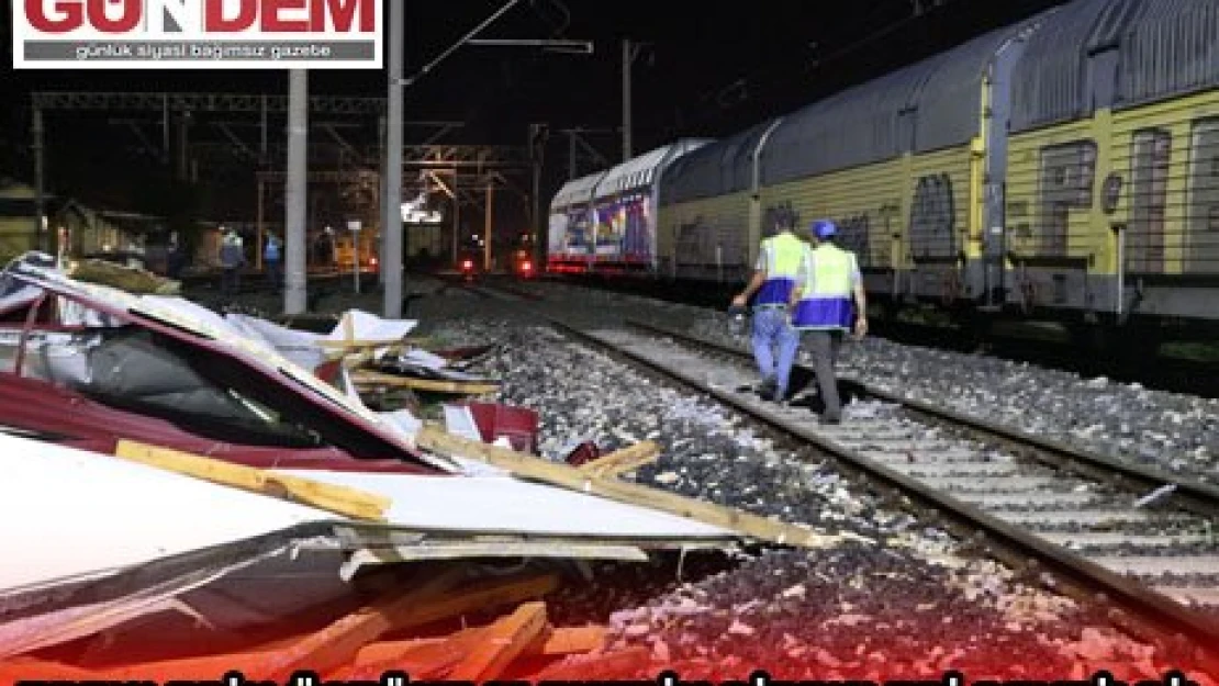 Edirne'de fırtına nedeniyle 'arabalı tren' vagonlarının üzerine elektrik direkleri devrildi