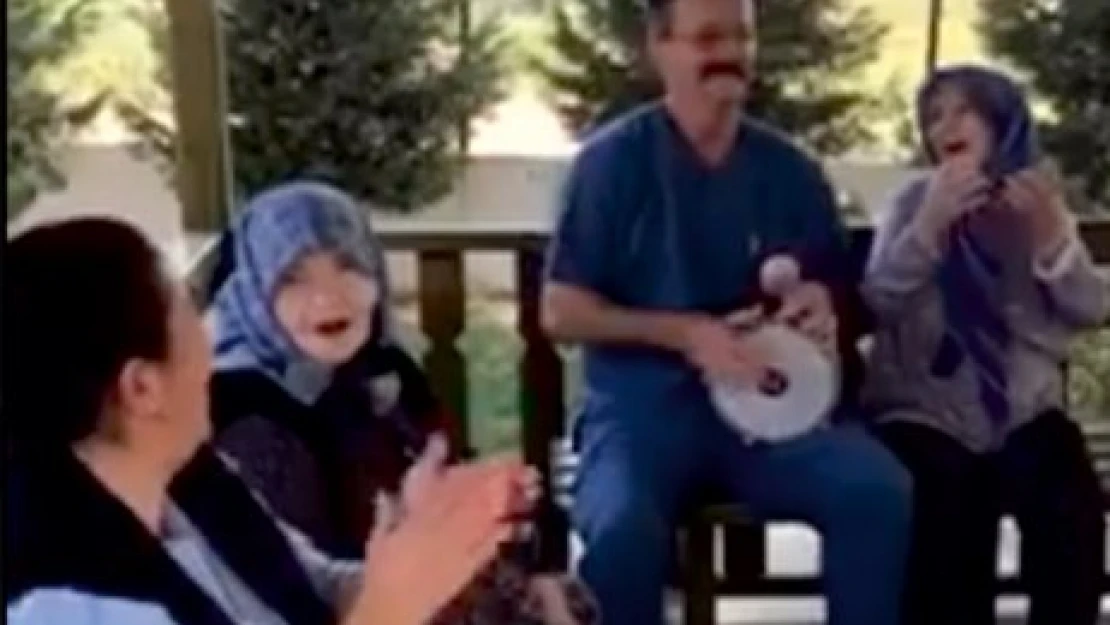 Huzurevinde darbukalı kutlama