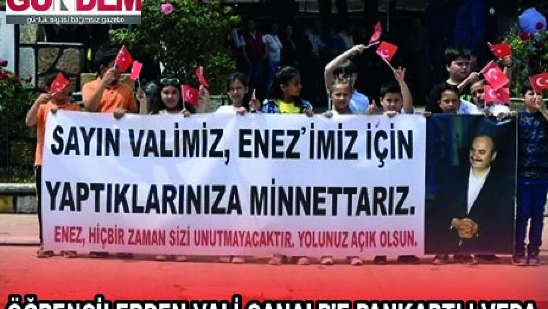 ÖĞRENCİLERDEN VALİ CANALP'E PANKARTLI VEDA