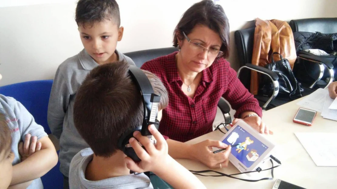 Kadripaşa'da öğrencilere işitme testi