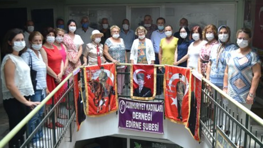 Yasağı dernek binasındaki törenle aştılar