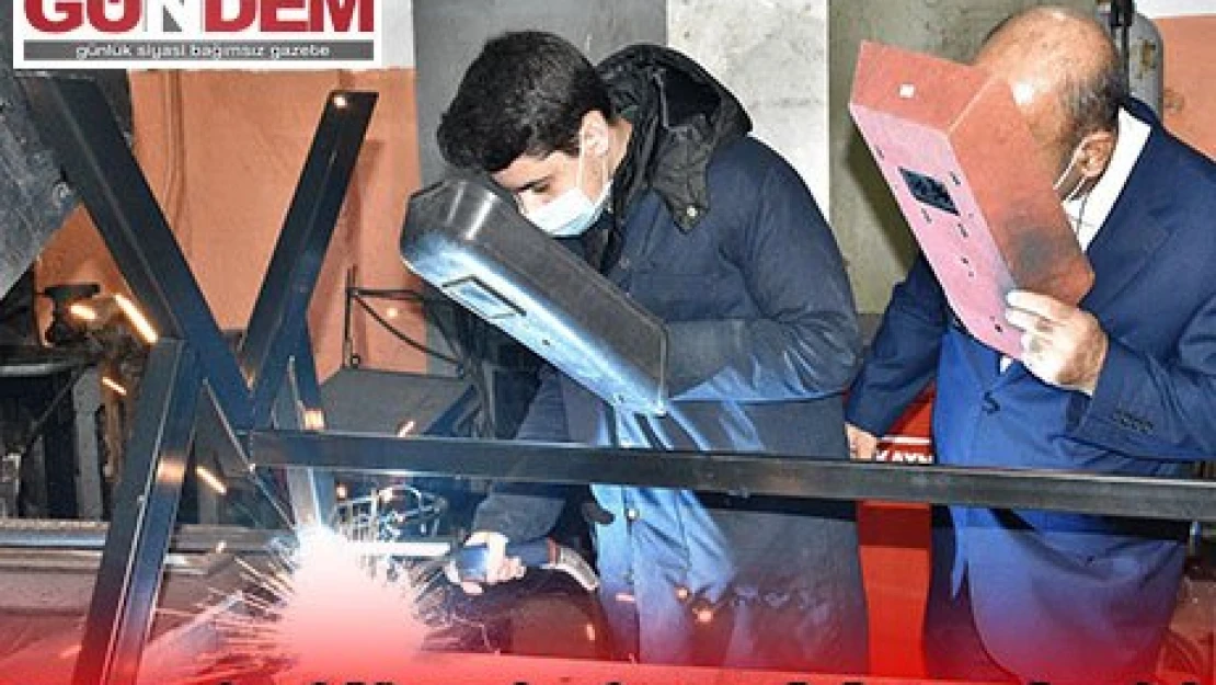 Meslek lisesi öğrencilerinden kütüphane üretimi
