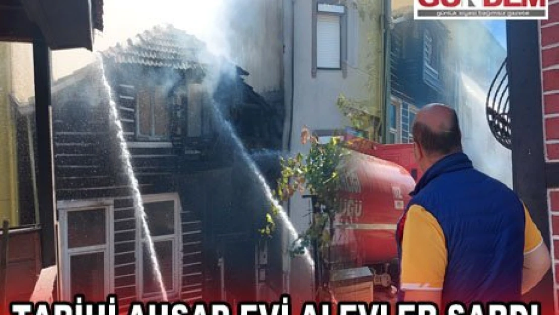 Tarihi ahşap evi alevler sardı