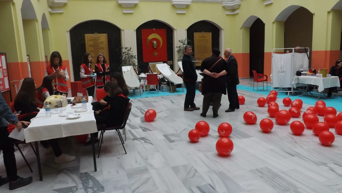 Edirne Lisesi'nde kan bağışı