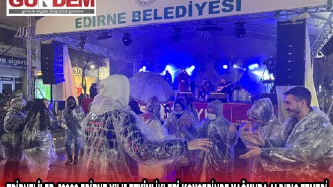 EDİRNELİLER, '2022 EDİRNE YILI' ETKİNLİKLERİ KONSERİNDE YAĞMURA ALDIRIŞ ETMEDİ