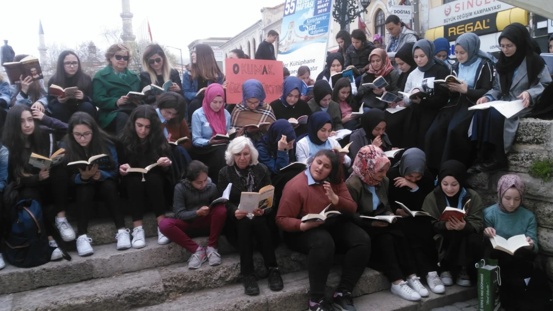 Anıtta kitap okudular