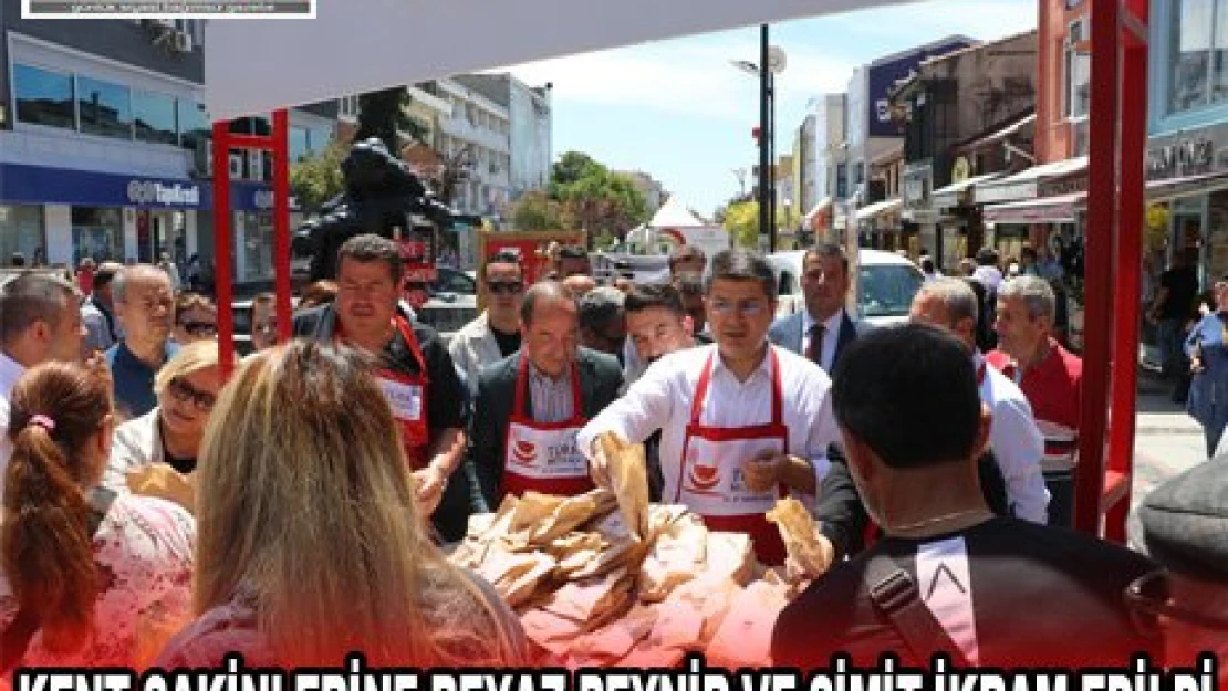 Edirne'de kent sakinlerine coğrafi işaretli beyaz peynir ve simit ikram edildi