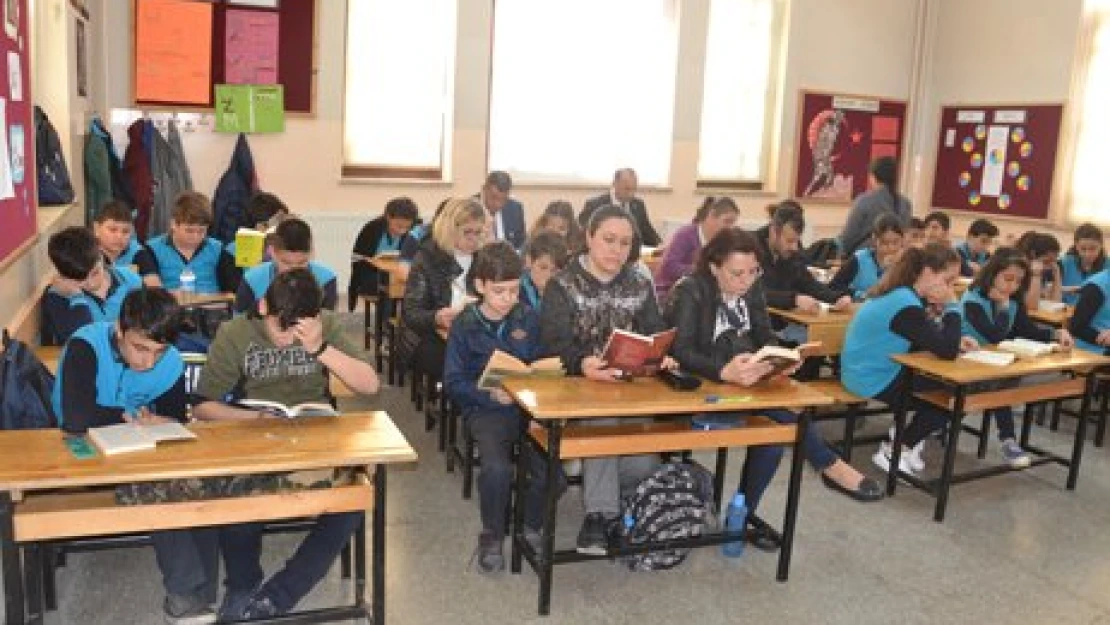 Ailece kitap okudular