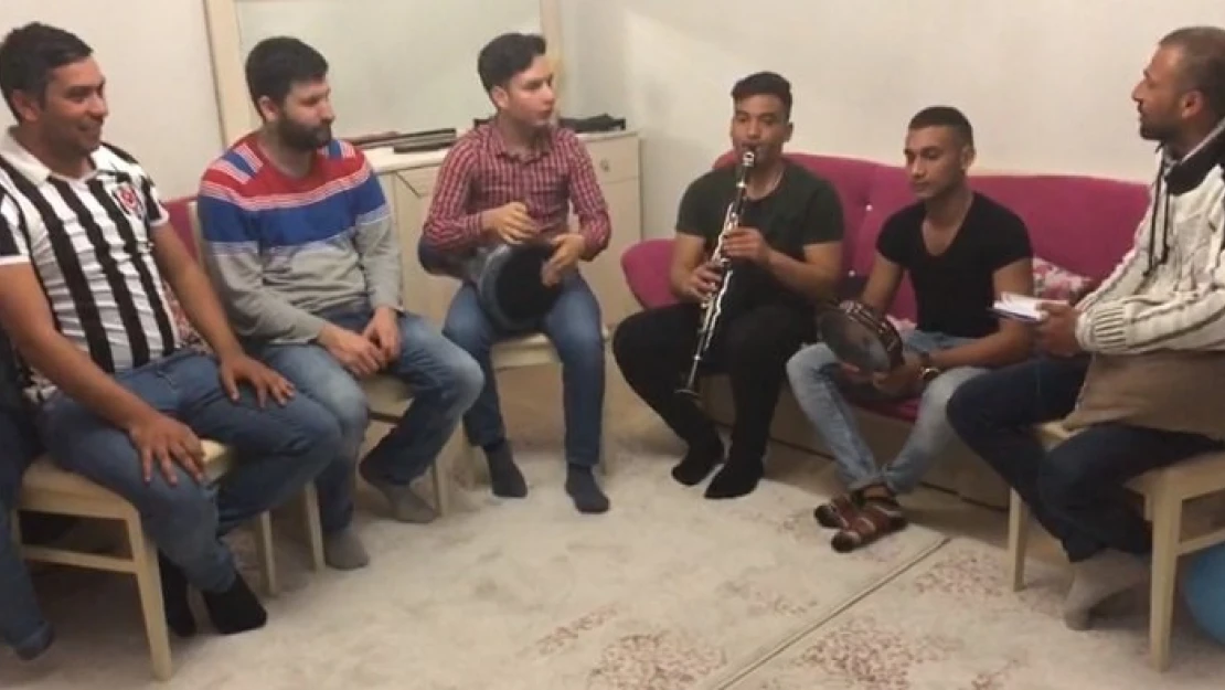 Uymaz'a sazlı sözlü hediye
