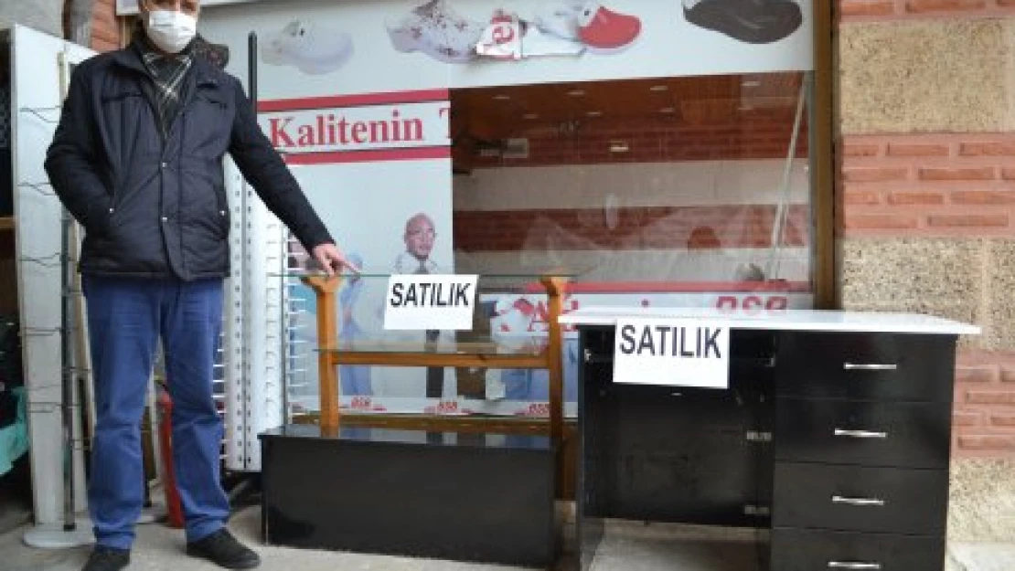 Dükkana kilit, eşyalar satışta