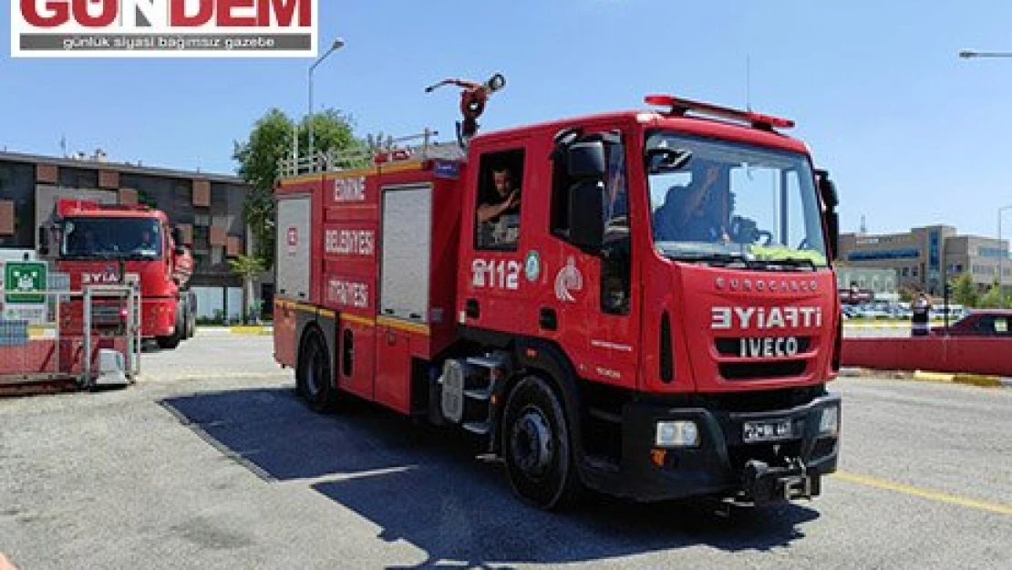  Orman yangınlarını söndürmek için çeşitli illere giden ve günlerce mücadele veren itfaiyeciler evlerine döndü. Edirne'ye dönen itfaiyeciler itfaiye müdürlüğü bahçesinde mesai arkadaşları ve aileleri tarafından karşılandı.