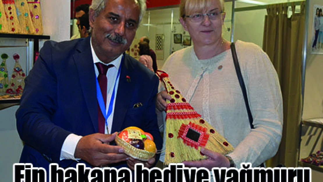 Fin bakana hediye yağmuru