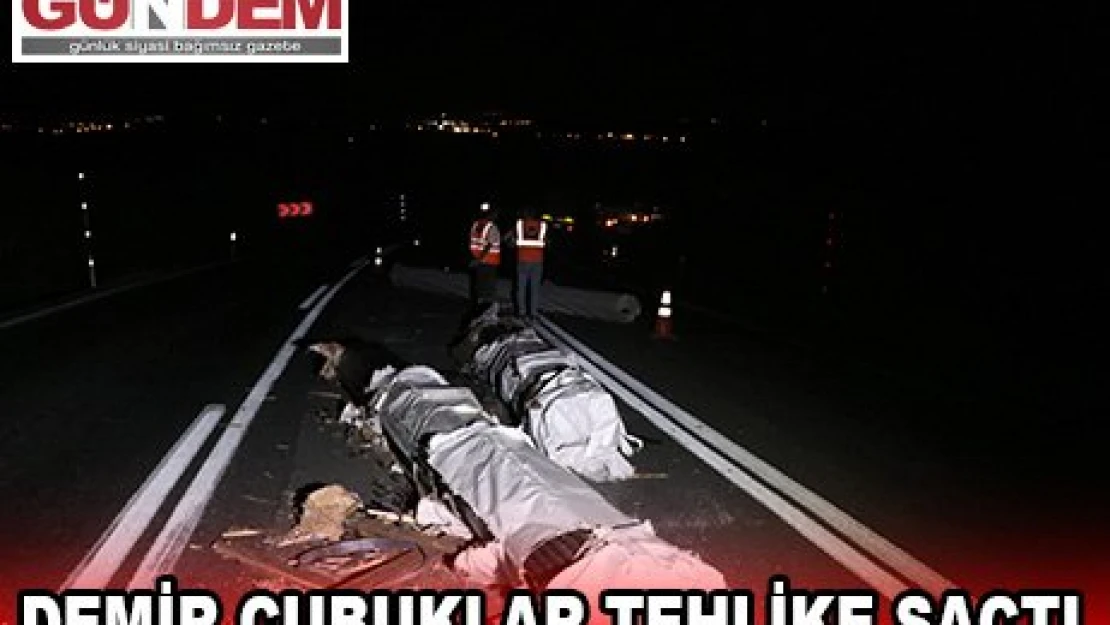 Tırdan dökülen alüminyum çubuklar trafiğin aksamasına neden oldu.