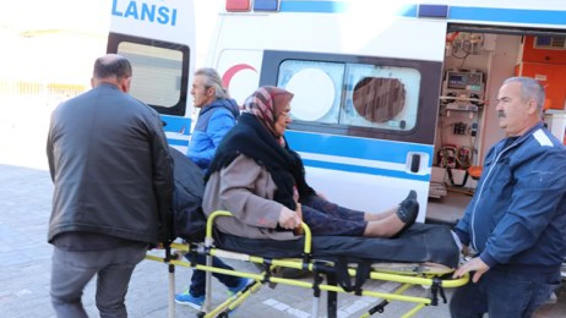 Oy kullanmaya ambulansla gitti