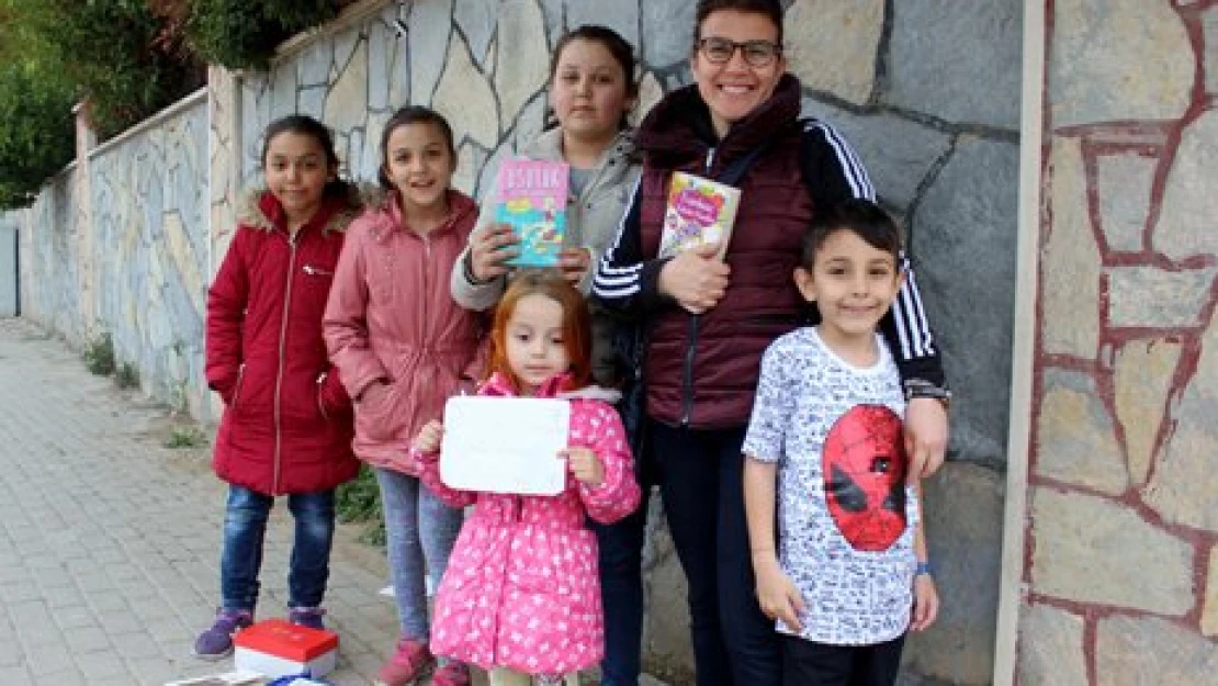 Sokak hayvanları için kitap sattılar