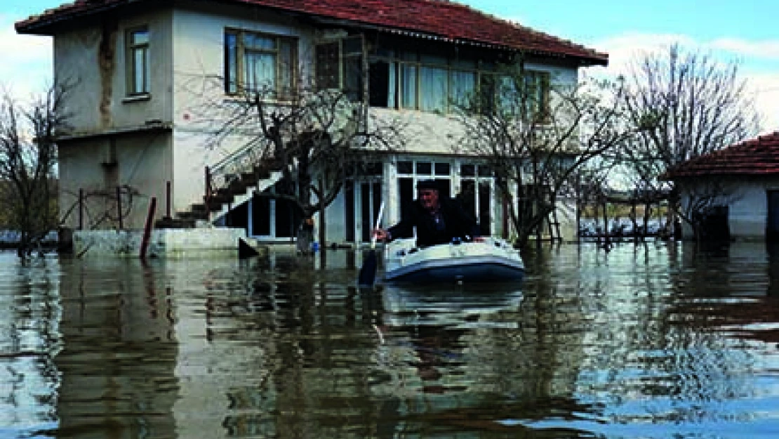 Meriç denize taşarak gidiyor