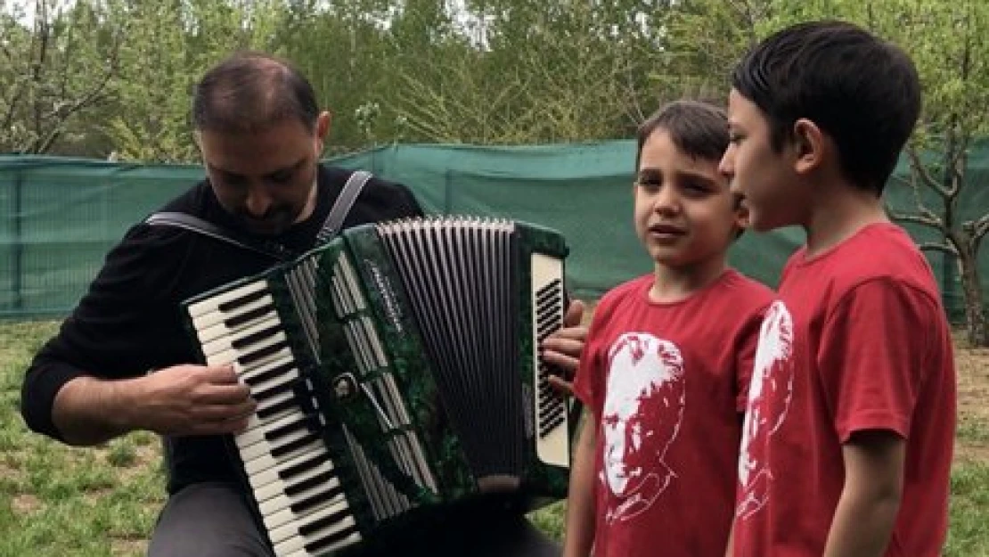 23 Nisan'a özel marş besteledi