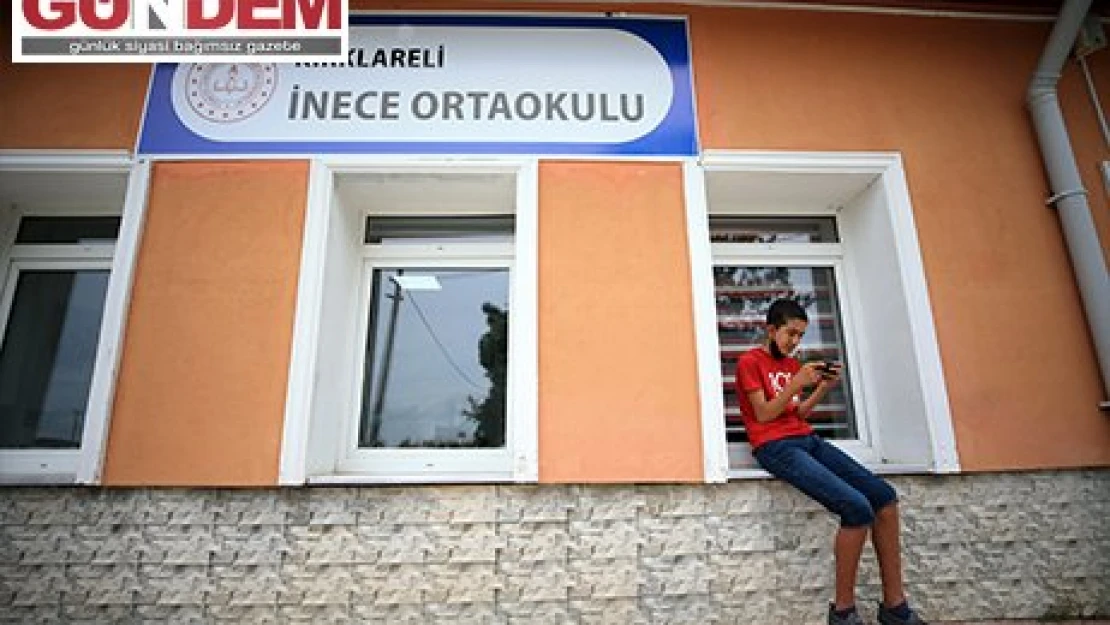 Köy okullarında öğrenciler karne sevincini ekran başında yaşadı