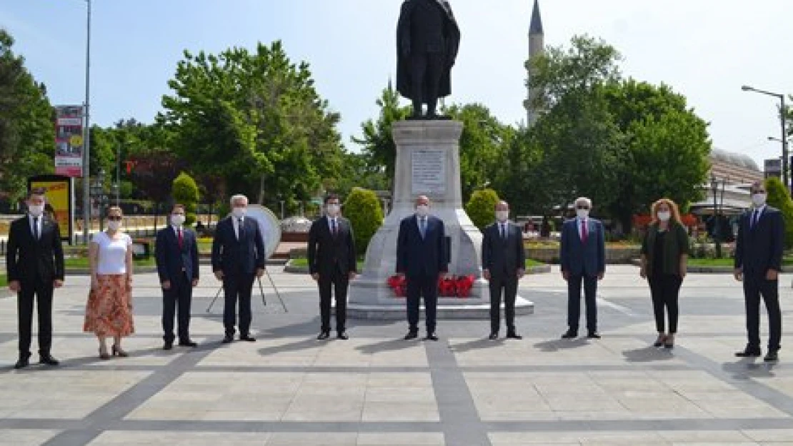 CHP ayrı tören düzenledi