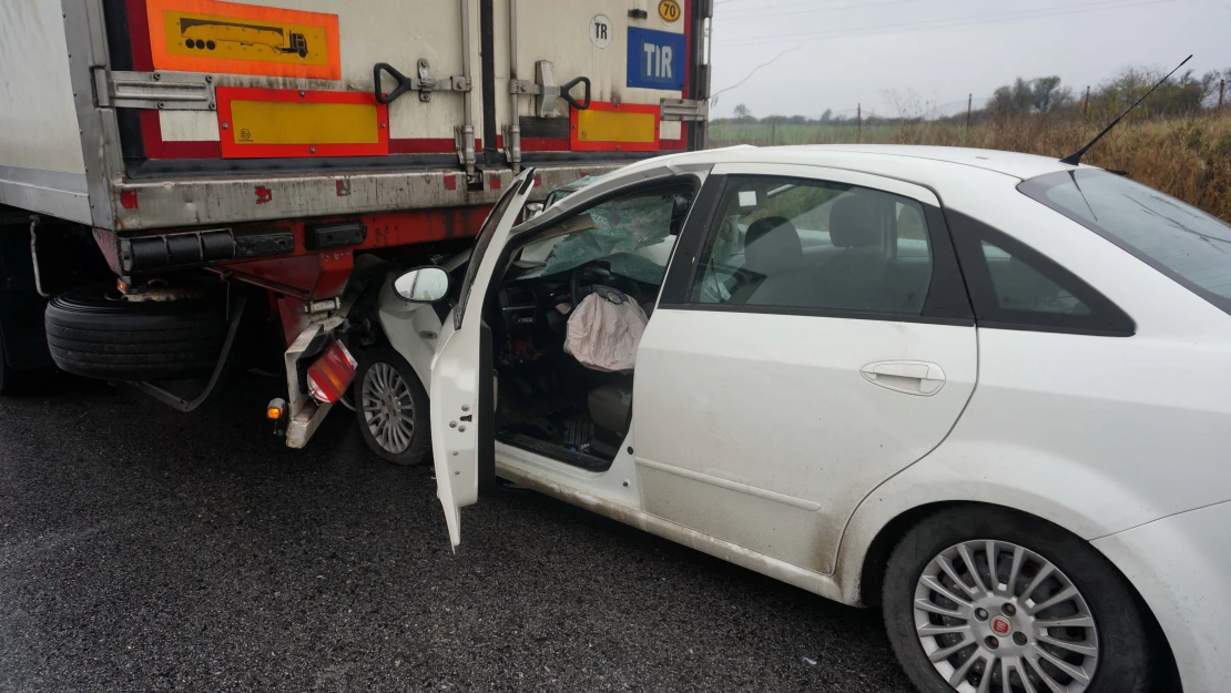 160 km hız ile TIR'ın altına girdi