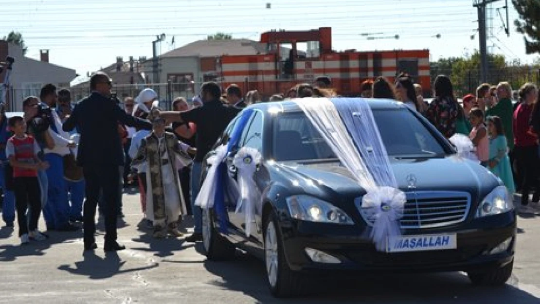 Vali'nin aracı sünnet arabası oldu