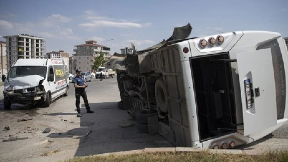 Midibüsle panelvan çarpıştı