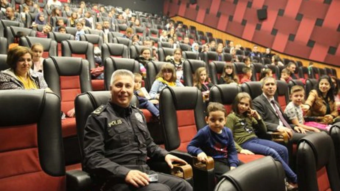 Çocuklarla film izlediler