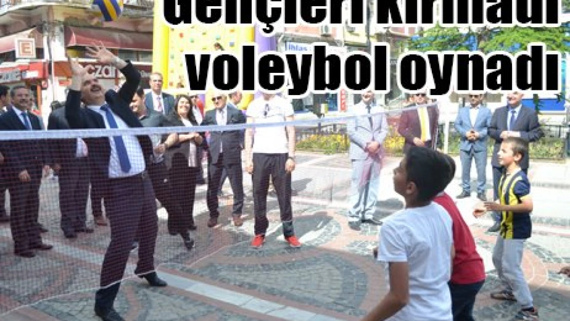 Gençleri kırmadı, voleybol oynadı