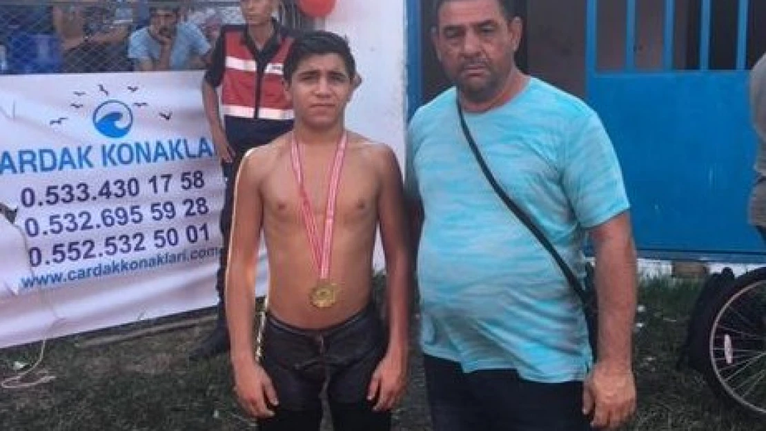 Edirneli güreşçilerden kürsü