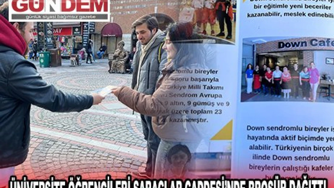 ÜNİVERSİTE ÖĞRENCİLERİ SARAÇLAR CADDESİ'NDE BROŞÜR DAĞITTI