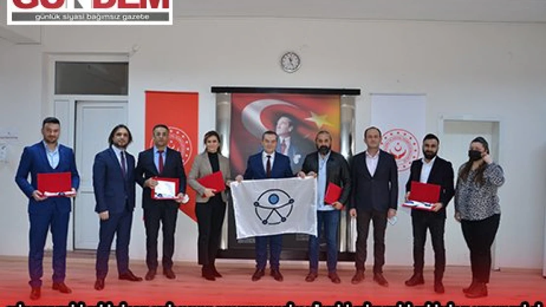 EDİRNE'DE 'ERİŞİLEBİLİRLİK BELGESİ' ALMAYA HAK KAZANAN BİNA YÖNETİCİLERİNE 'ERİŞİLEBİLİRLİK FLAMASI' VERİLDİ