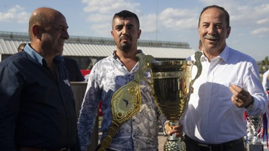 Güvercinlerin başpehlivanına altın kemer