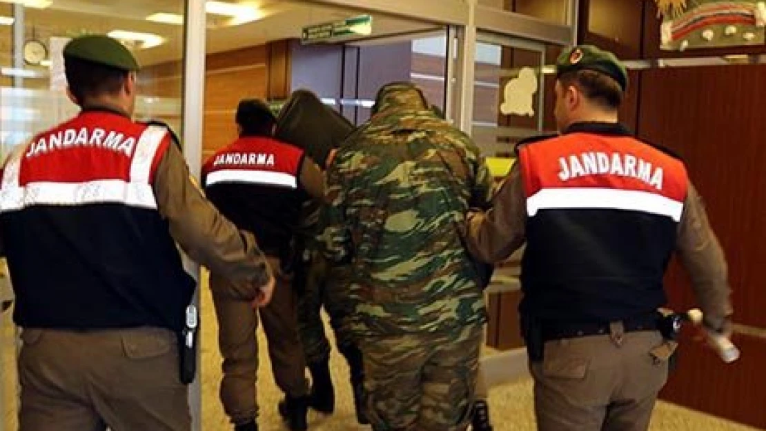 Dijital materyaller inceleniyor 