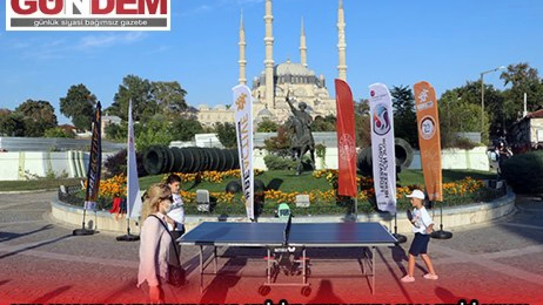Genç sporcular ve vatandaşlar Selimiye Meydanı'nda masa tenisi oynadı