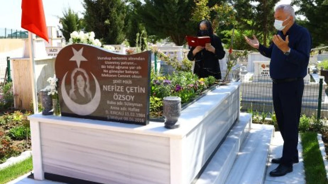 Şehit aileleri kabristanda