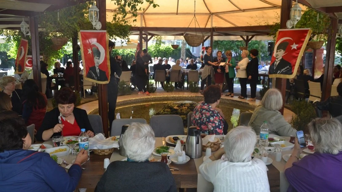 Kadınlarla kahvaltılı buluşma