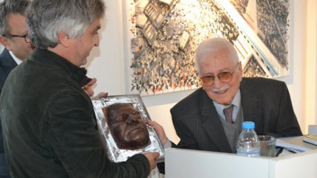 Yılmaz'a heykel sürprizi