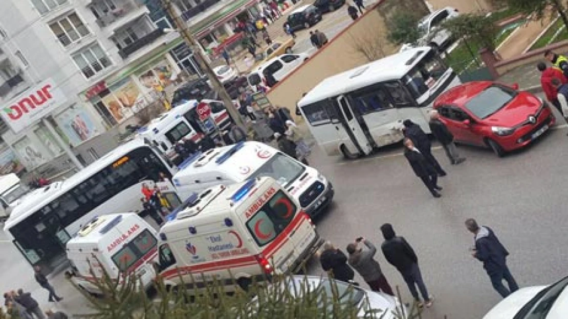 İki minibüs çarpıştı: 11 yaralı