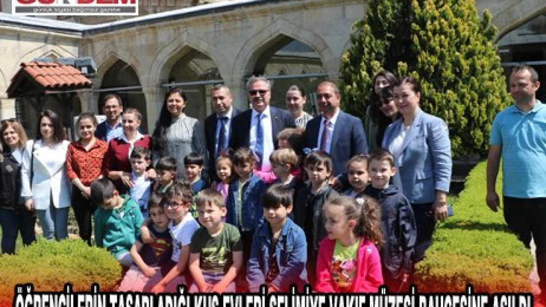 ÖĞRENCİLERİN TASARLADIĞI KUŞ EVLERİ SELİMİYE VAKIF MÜZESİ BAHÇESİNE ASILDI