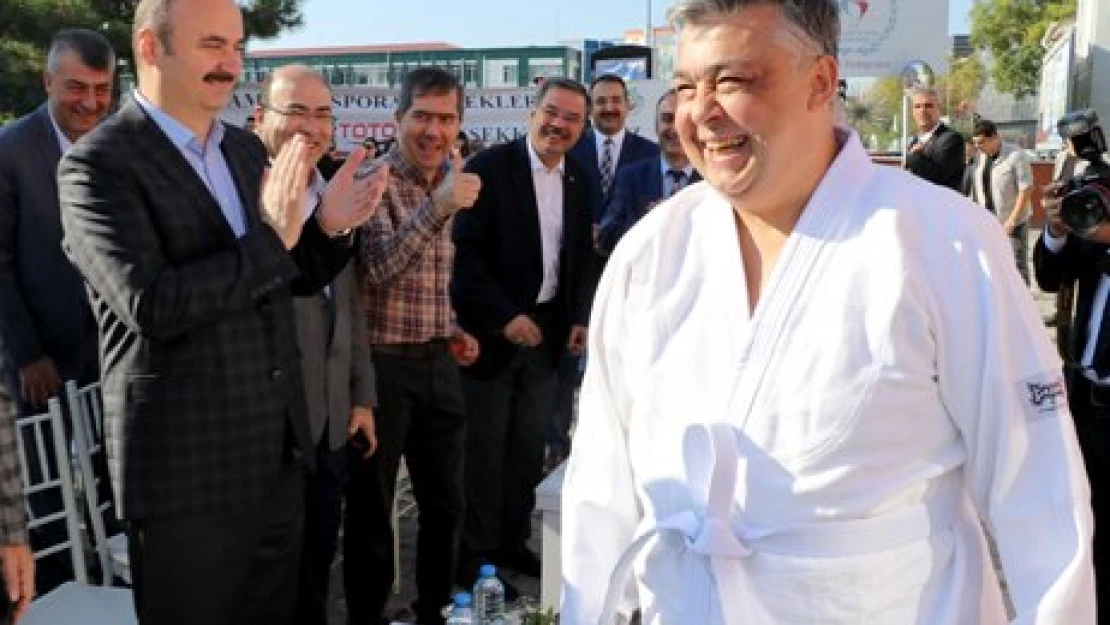 Açılışa judo kıyafetiyle geldi