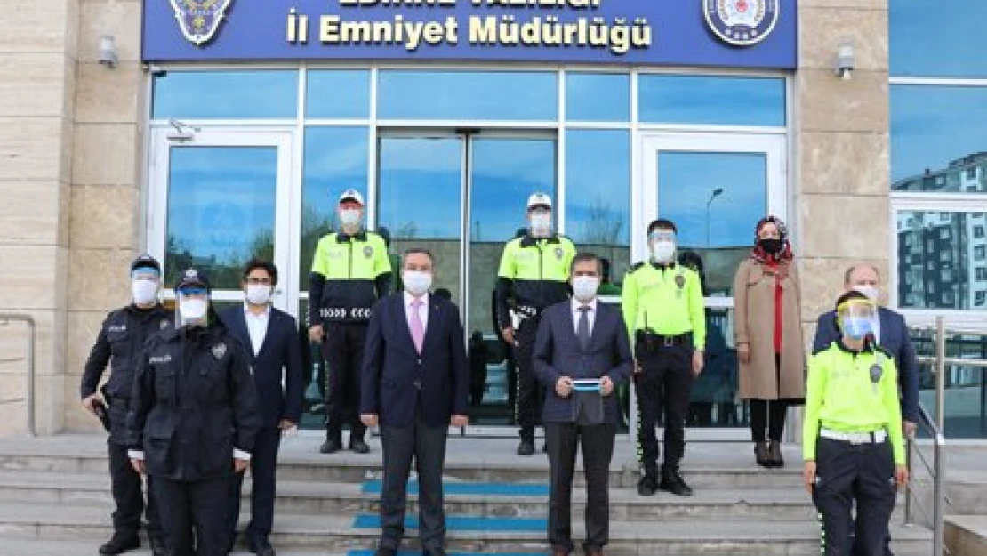 Öğretmenlerden polise siperli maske