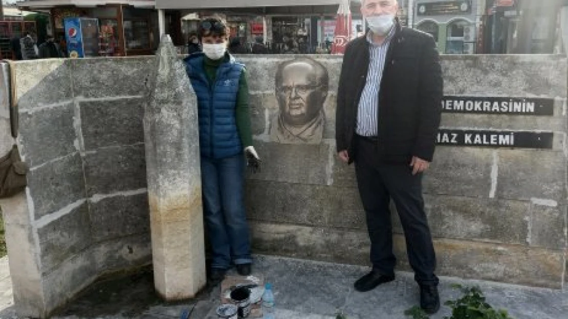 Mumcu anıtına portre rölyefi
