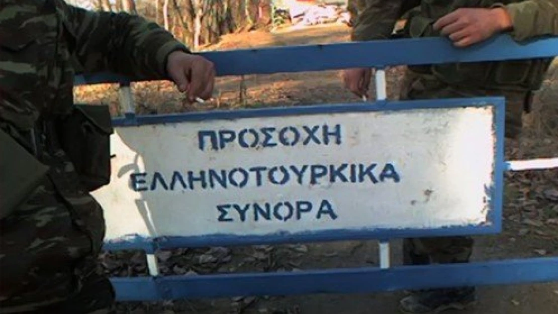 Yunanistan 2 askeri iade etti