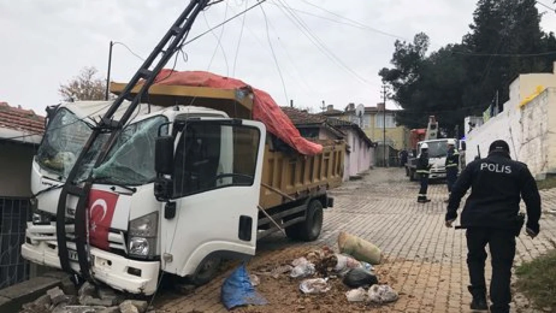 Çöp kamyonu direğe tosladı