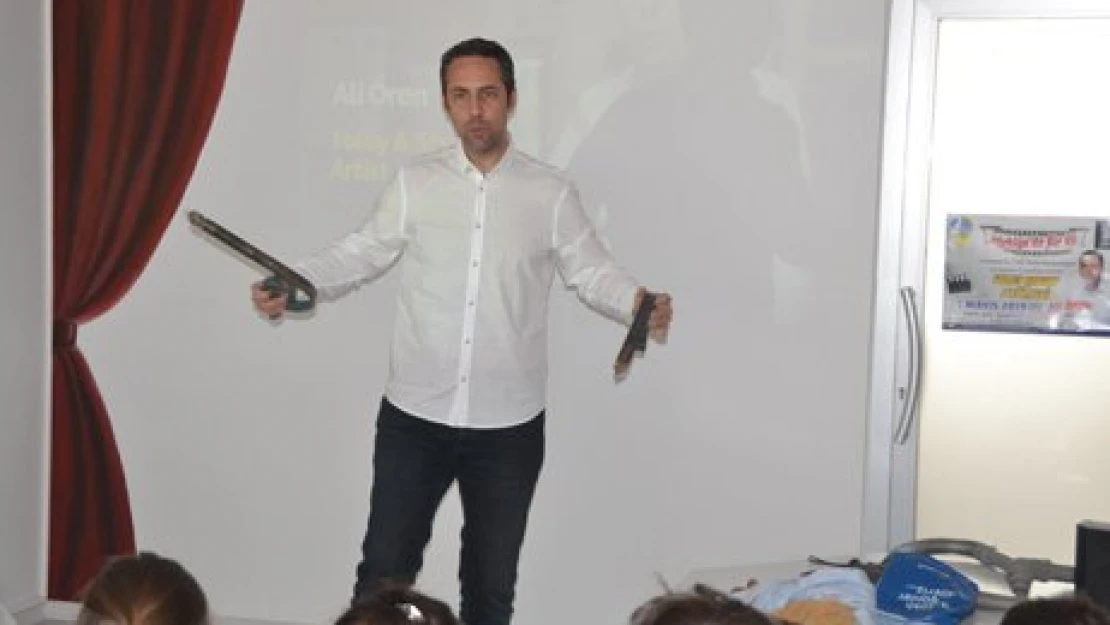 Miniklere foleyi anlattı
