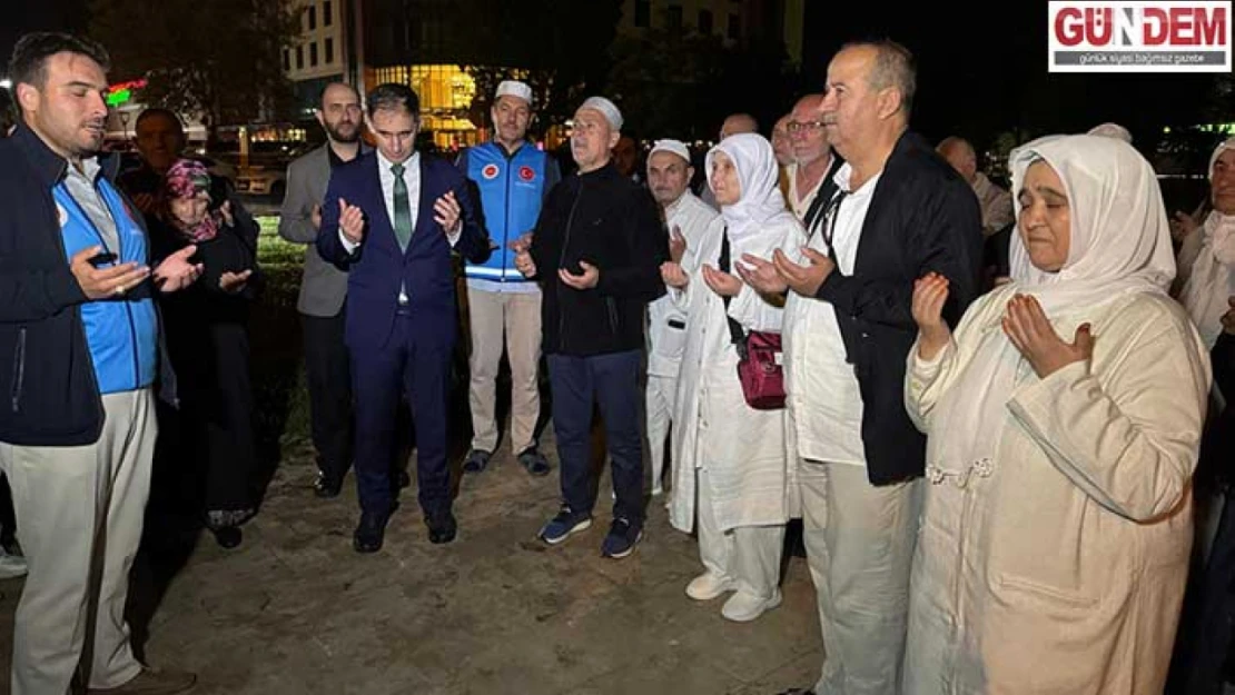 Hacı adayları dualar eşliğinde yola çıktı